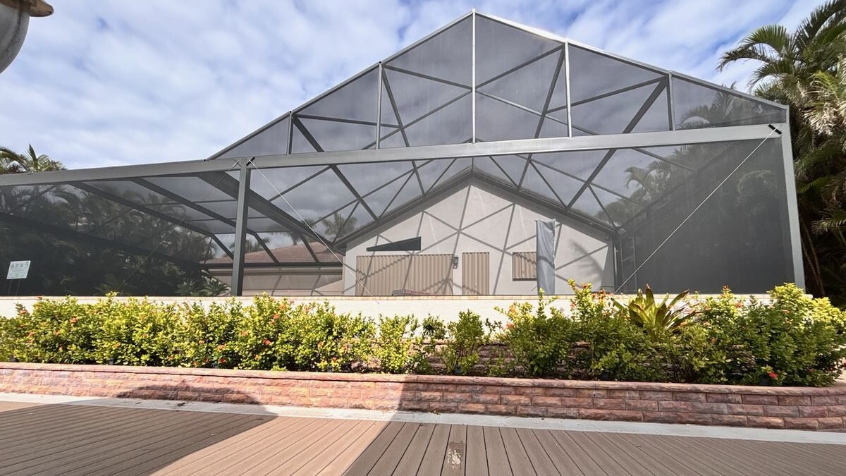 A gable cage seen from the front